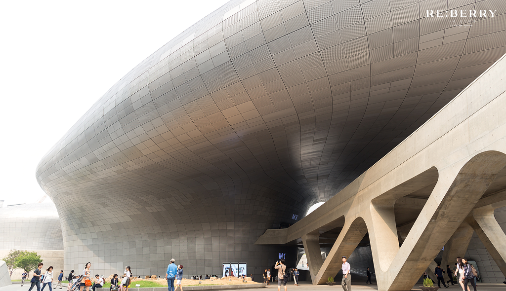 tourists on dongdaemun design plaza