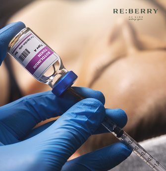 doctor preparing botox injection for a female patient