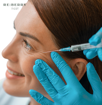 women receiving botox to treat crow's feet at her 40s