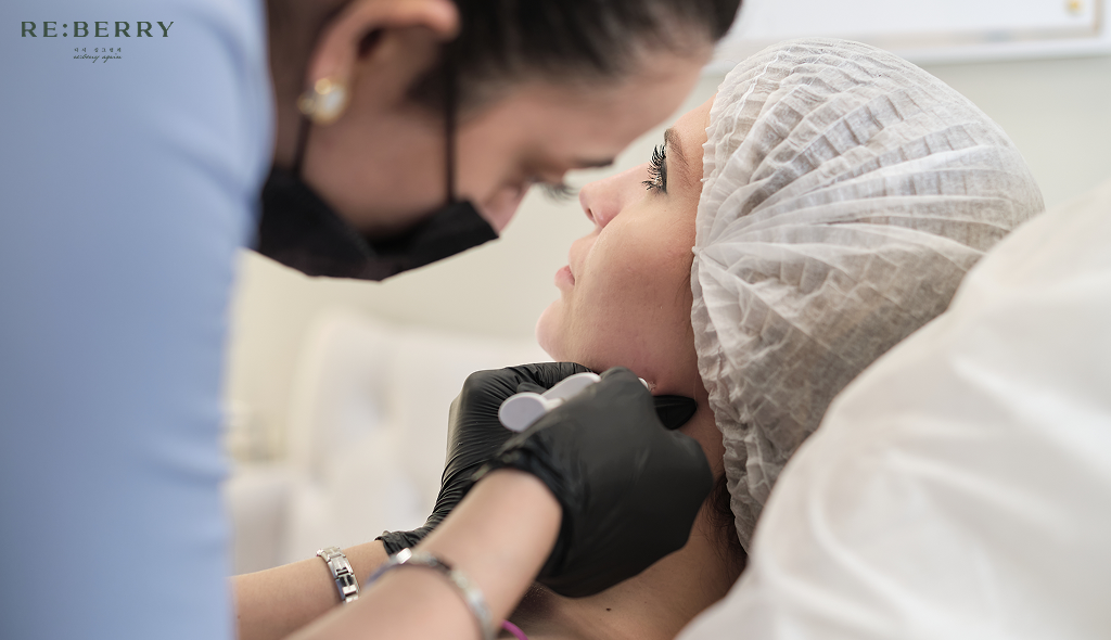 doctor peforming masseter botox in patient