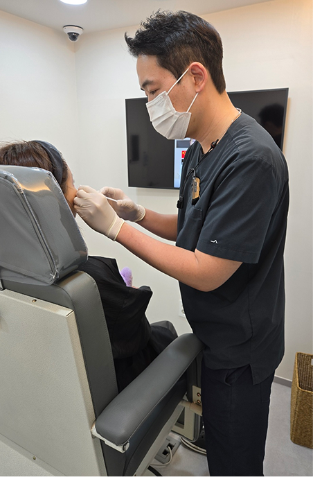 doctor performing thread lift procedure