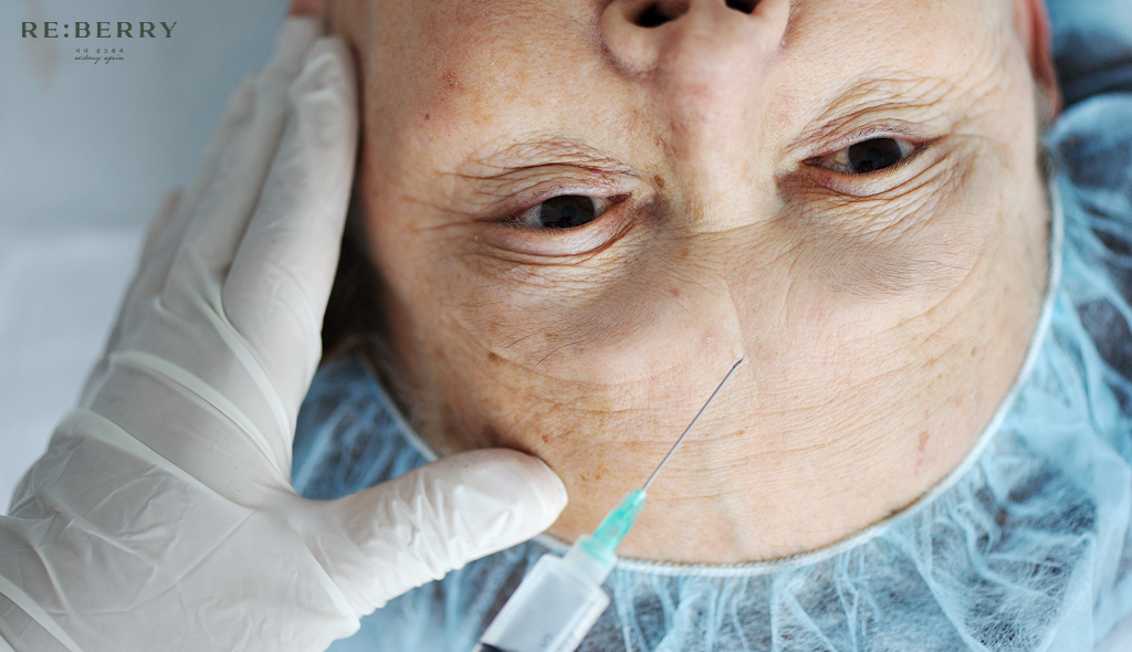 a women getting botox injection at her forehead