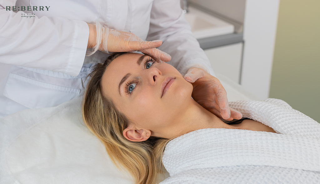 doctor preparing for rejuran healer injection on woman