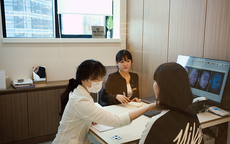 a patient consulting with doctor about thread lift treatment at reberry clinic